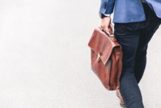 借30万一月还多少利息合适？具体取决于哪种贷款类型